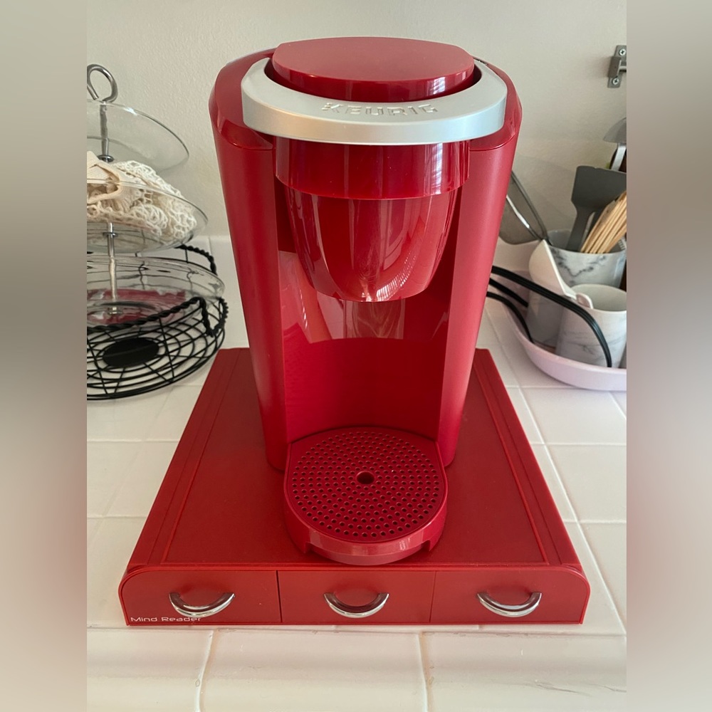 Keurig Single Serve K-cup pod coffee maker with Mind reader K-cup holder